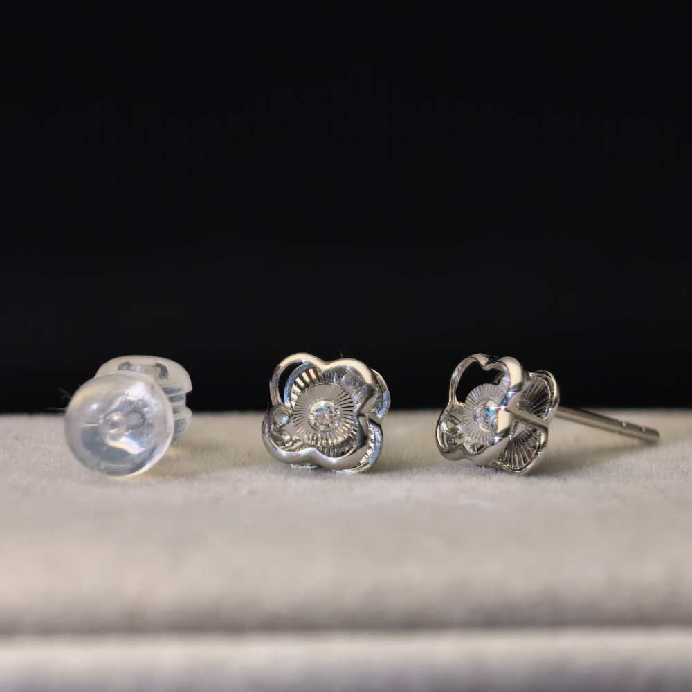 0212 CTM 直播尊享 : 金鑽坊 18K白色黃金鑽石耳針 ( 2圓鑽-0.04卡 ) 